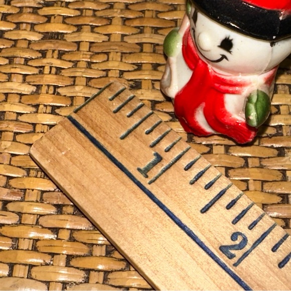 Vintage 1.5” Miniature Snowman Plastic Christmas Decor Broom Shovel Collectables - Picture 9 of 9